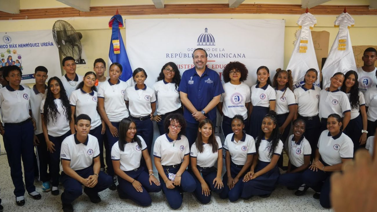 Inefi entrega utilería deportiva y reacondiciona canchas en 30 centros educativos del GSD y San Cristóbal Inefi entrega utilería deportiva y reacondiciona canchas en 30 centros educativos del GSD y San Cristóbal