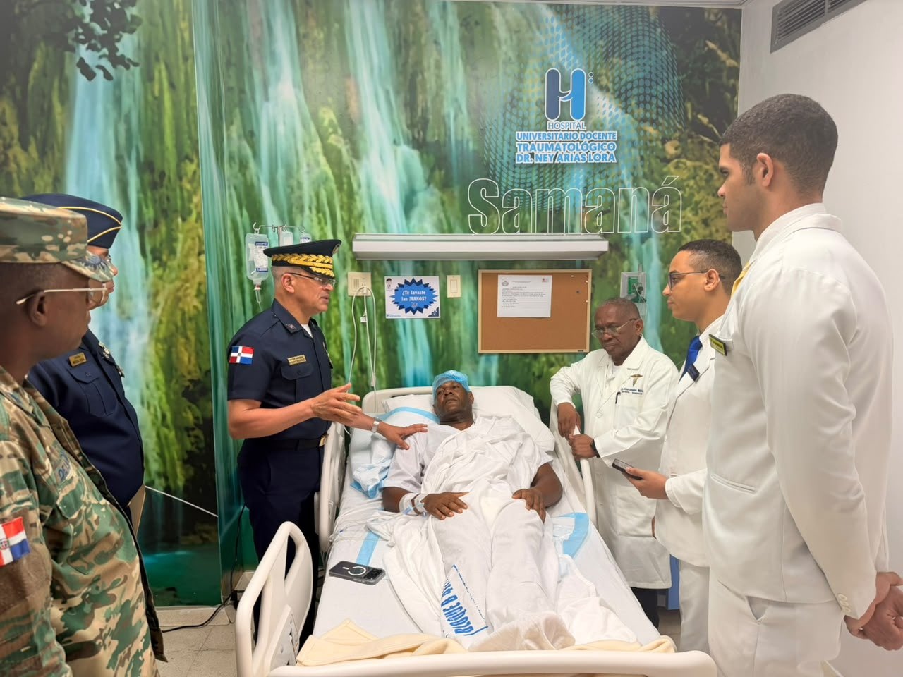 Director General de la Policía da seguimiento a estado de salud de mayor herido de bala durante intervención en Sabana Perdida, SDN.