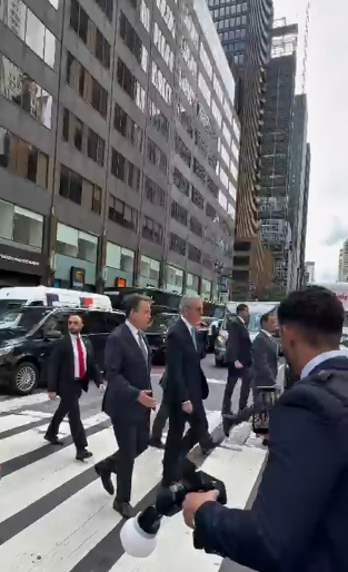 Abinader recorre a pie calles de Nueva York durante su trayecto hacia la Asamblea General de la ONU