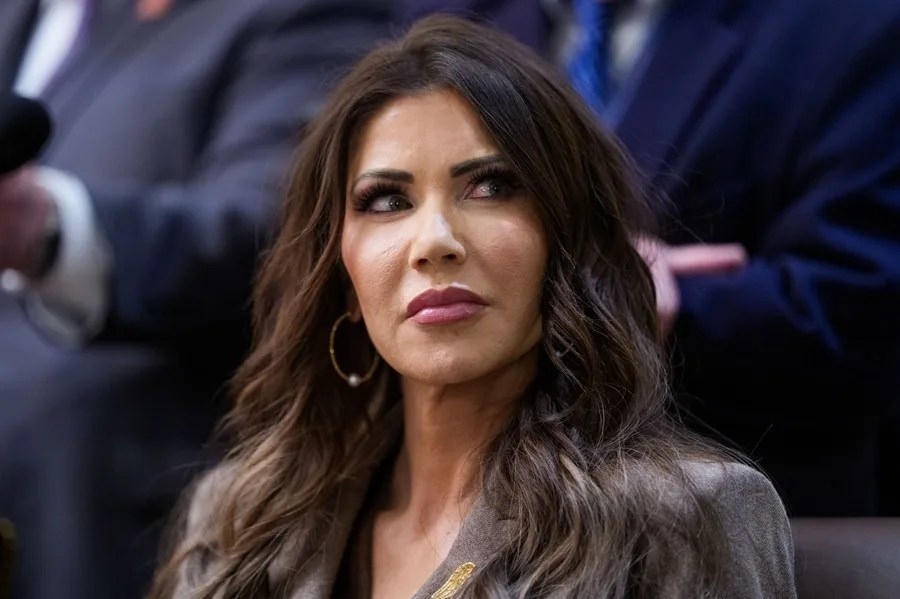 La exsecretaria de EE.UU. Kristi Noem se divorcia tras el escándalo de travestismo de su marido