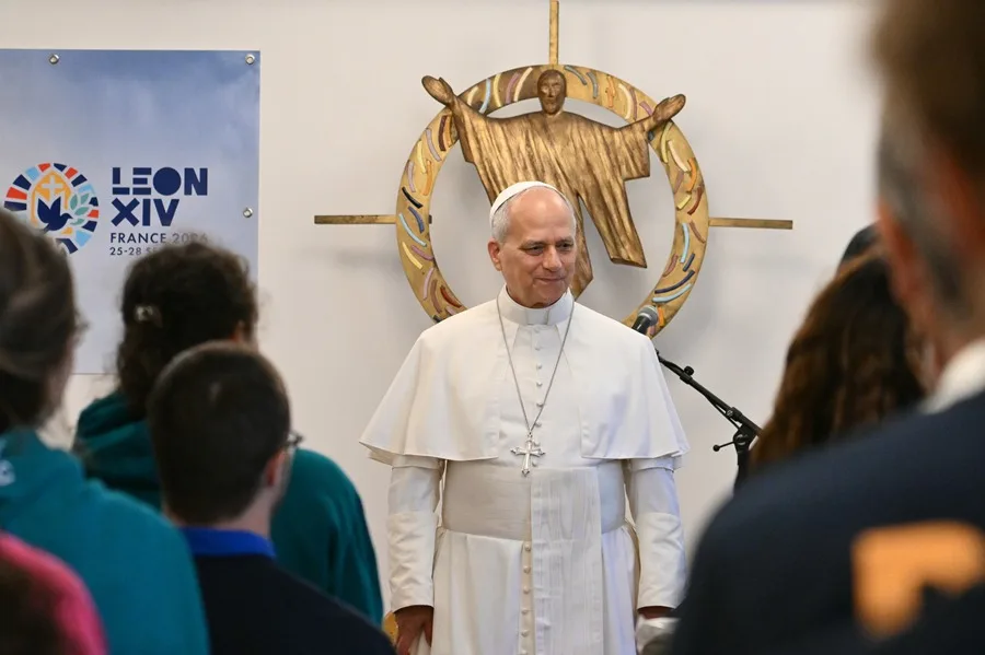 El papa pide «honrar la dignidad de cada hermano» al visitar un centro para migrantes en París