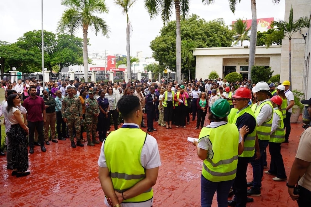 Más de 3.2 millones de dominicanos participaron en el mayor simulacro sísmico del país Más de 3.2 millones de dominicanos participaron en el mayor simulacro sísmico del país