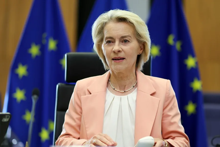 Von der Leyen respalda ralentizar la IA de frontera y acelerar la computación europea