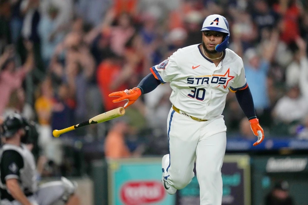 Velázquez y Smith desatan el poder y los Astros vencen 6-3 a los Medias Blancas