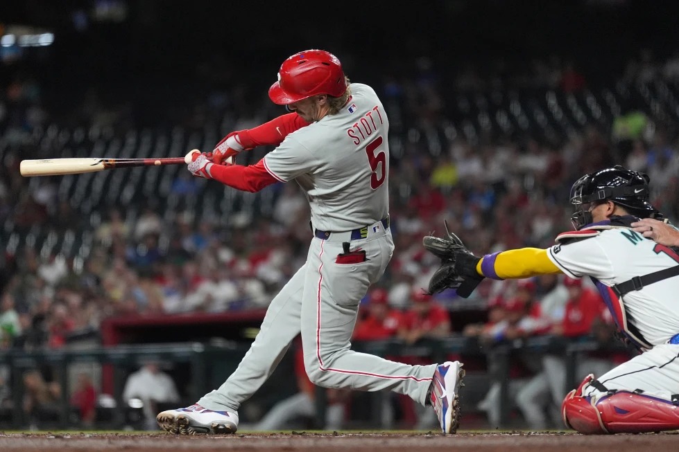 Los Filis vencen 2-1 a los Diamondbacks para cerrar agosto con marca de 21-7