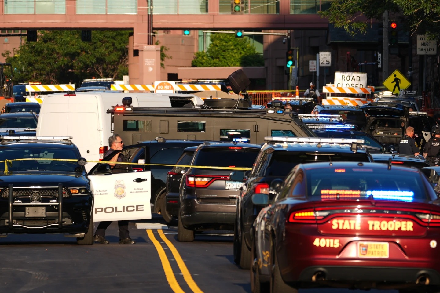 Dos personas murieron y un sospechoso falleció en un tiroteo en el centro de Minneapolis