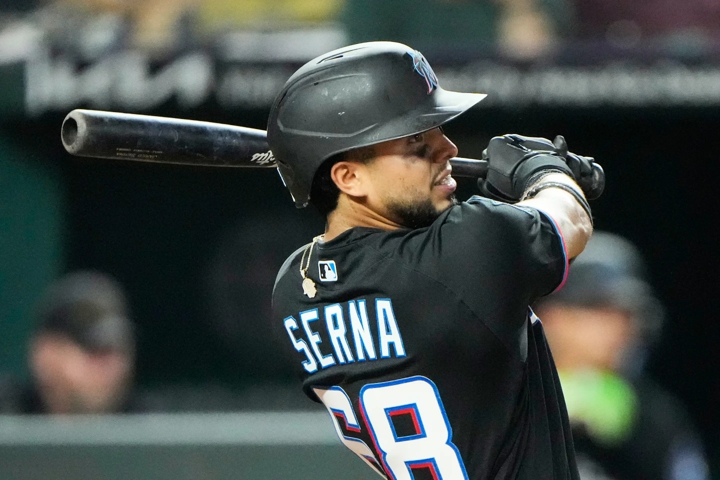 Stowers conecta un jonrón y un sencillo productor de carrera; los Marlins remontan para vencer a los Royals 9-6