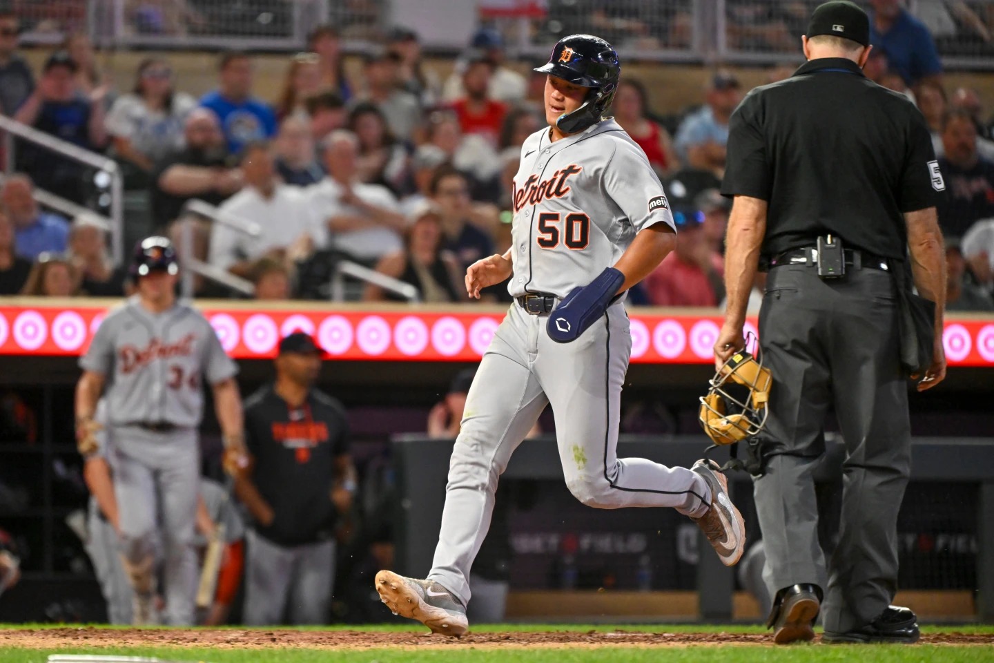 Torkelson conecta un jonrón para iniciar una duodécima entrada de 5 carreras, los Tigres vencen a los Mellizos 11-6.