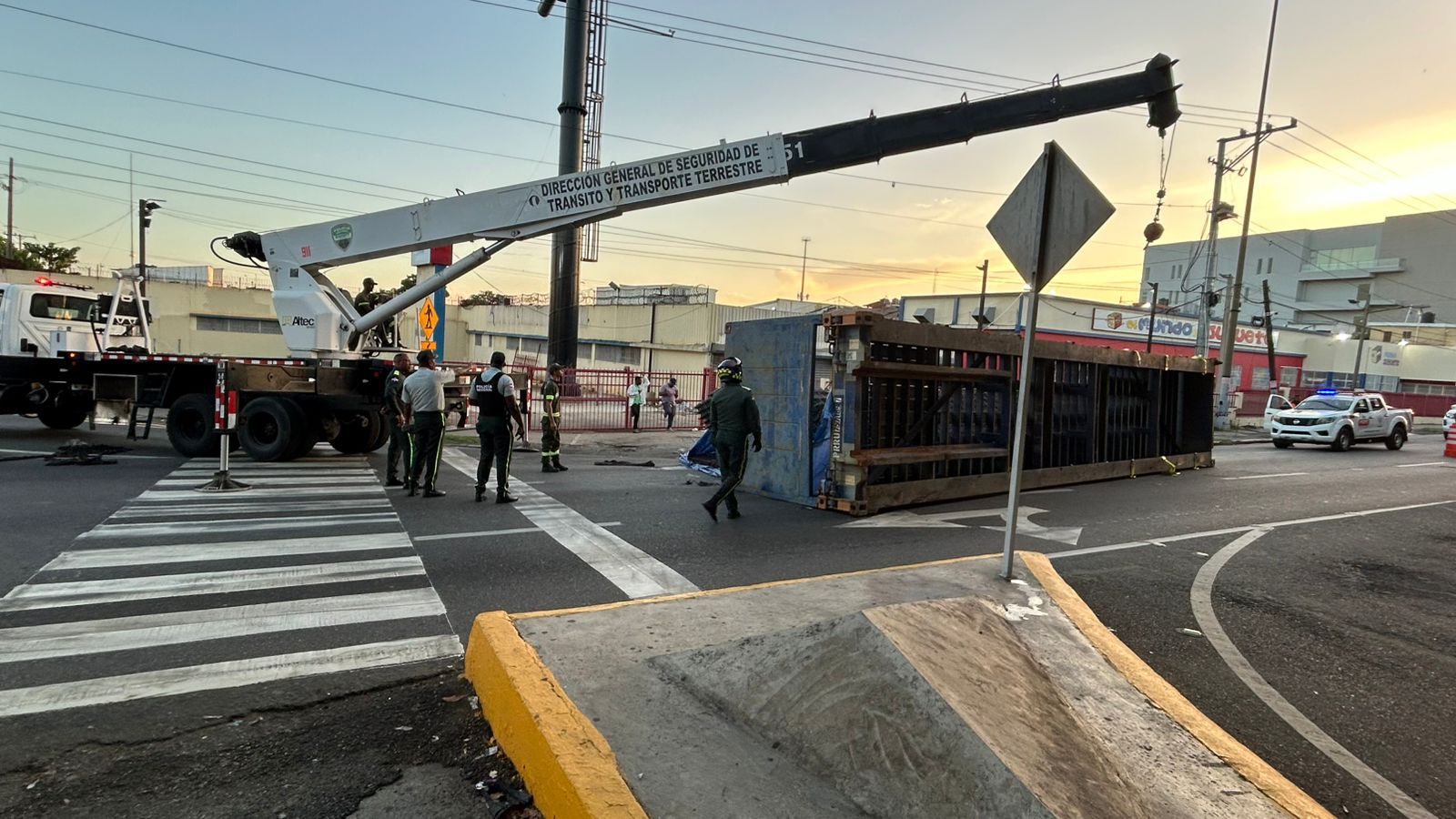 Agentes de la DIGESETT viabilizan el tránsito tras vuelco de patana en la avenida John F. Kennedy esquina Ortega y Gasset