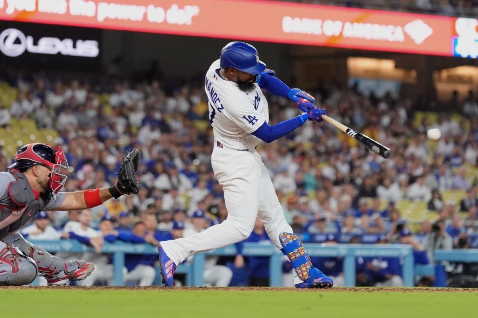Teoscar Hernández conecta doble en la 9na y Dodgers vencen a Cardenales