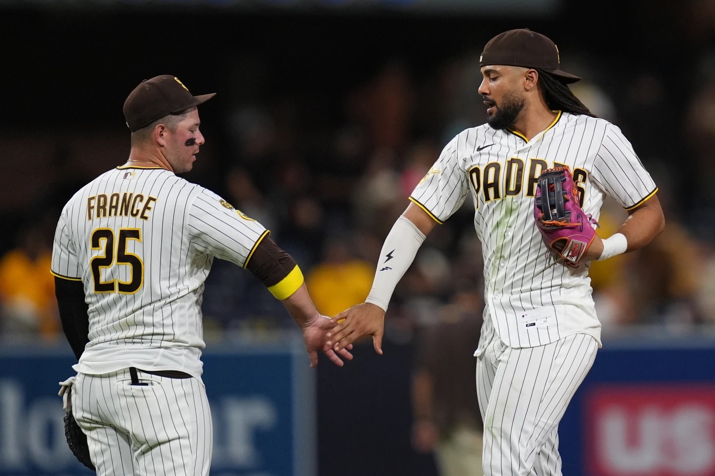 Padres derrotan 5-4 a los Nacionales y siguen en pelea por el comodín