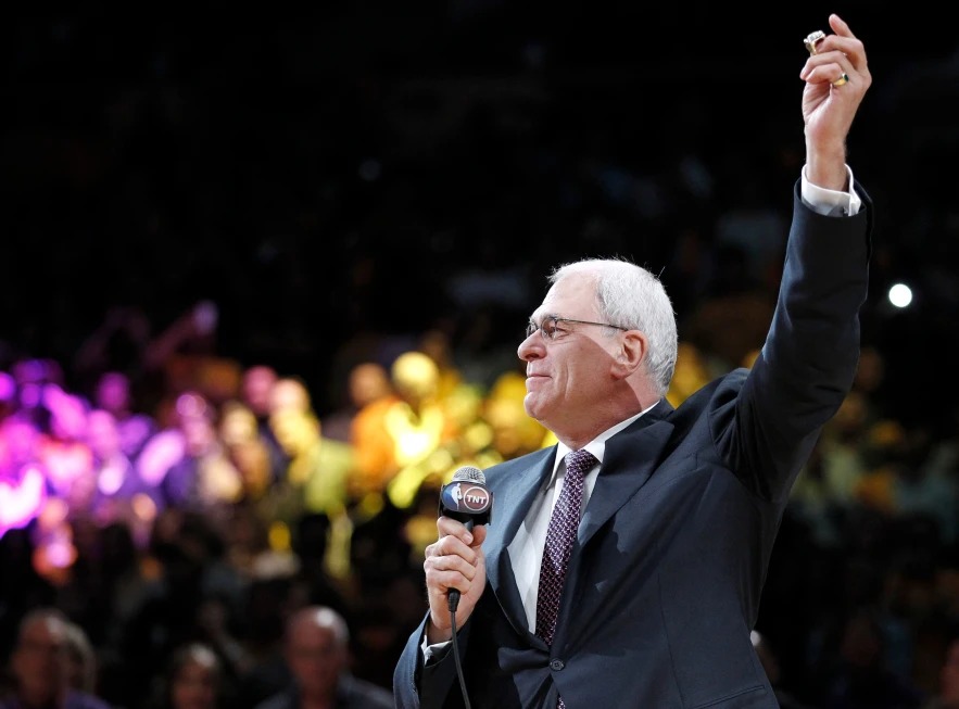 Los Lakers inaugurarán el próximo año una estatua del entrenador Phil Jackson, ganador del campeonato Los Lakers inaugurarán el próximo año una estatua del entrenador Phil Jackson, ganador del campeonato
