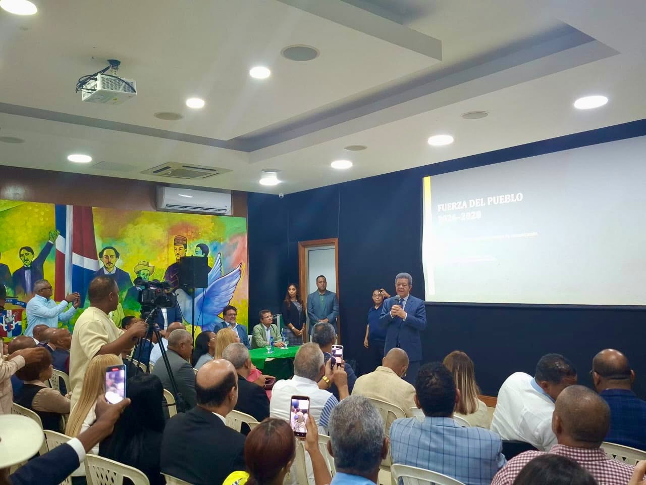 Leonel encabeza jornada de capacitación de la Fuerza del Pueblo y plantea convertir el partido en un “centro de aprendizaje permanente”