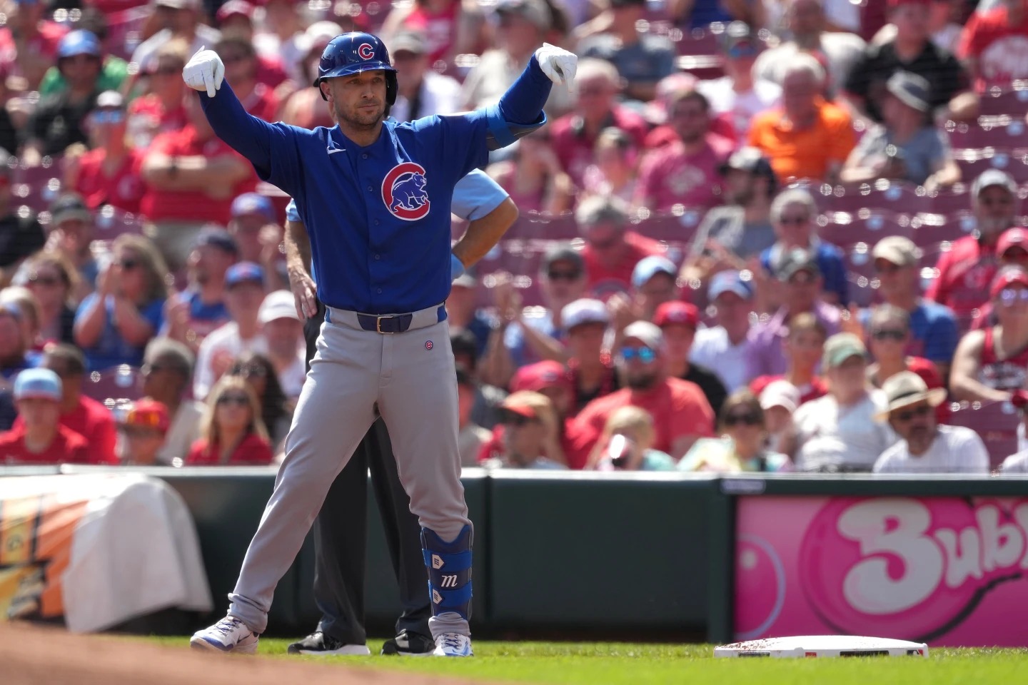 El tercera base de los Cubs, Alex Bregman, fue enviado al hospital para hacerse pruebas tras ser golpeado en la cara por una bola de foul mientras estaba en el banquillo