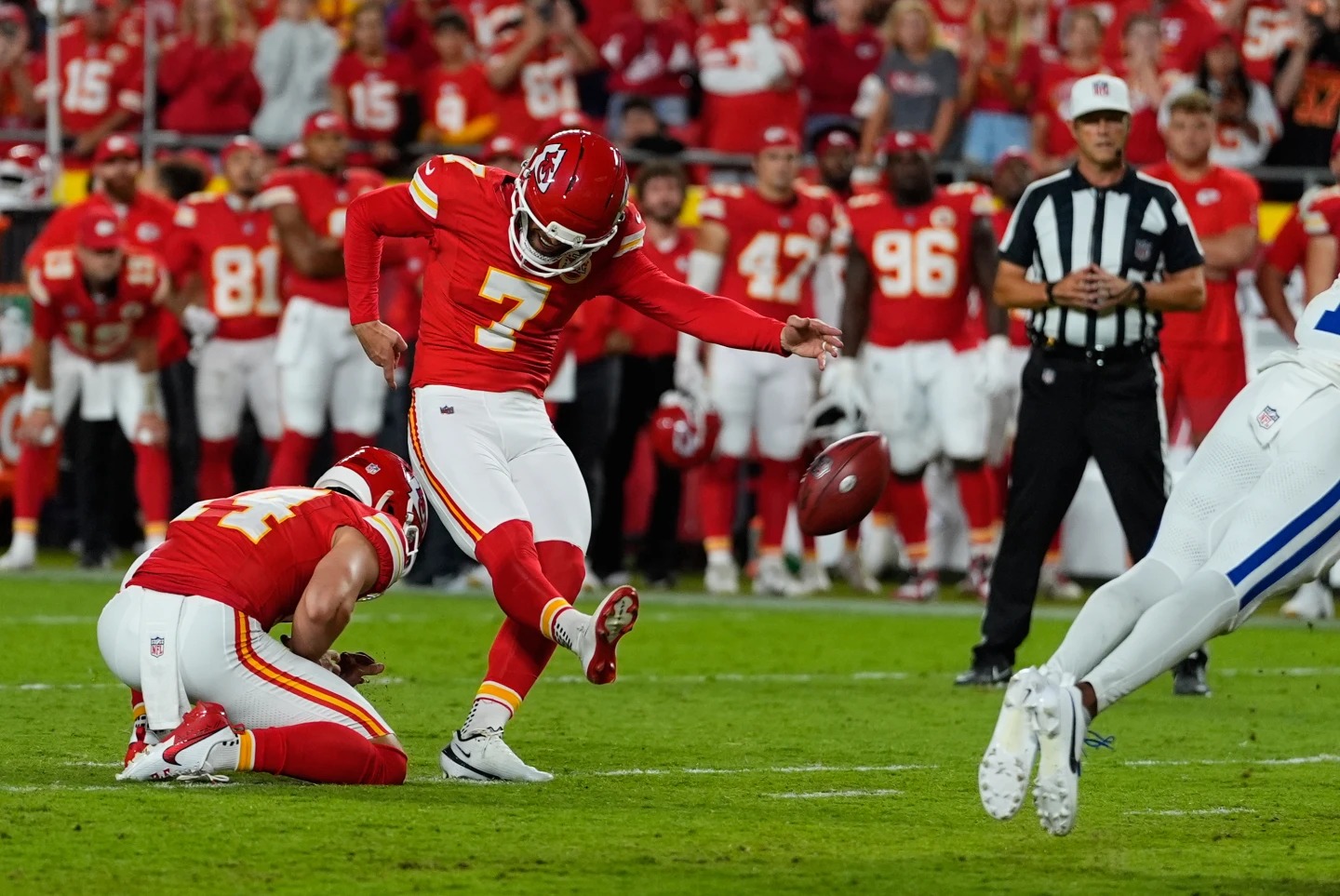 Mahomes y Walker brillan, Butker anota el gol de campo ganador de 40 yardas y los Chiefs vencen a los Colts 33-30 en tiempo extra