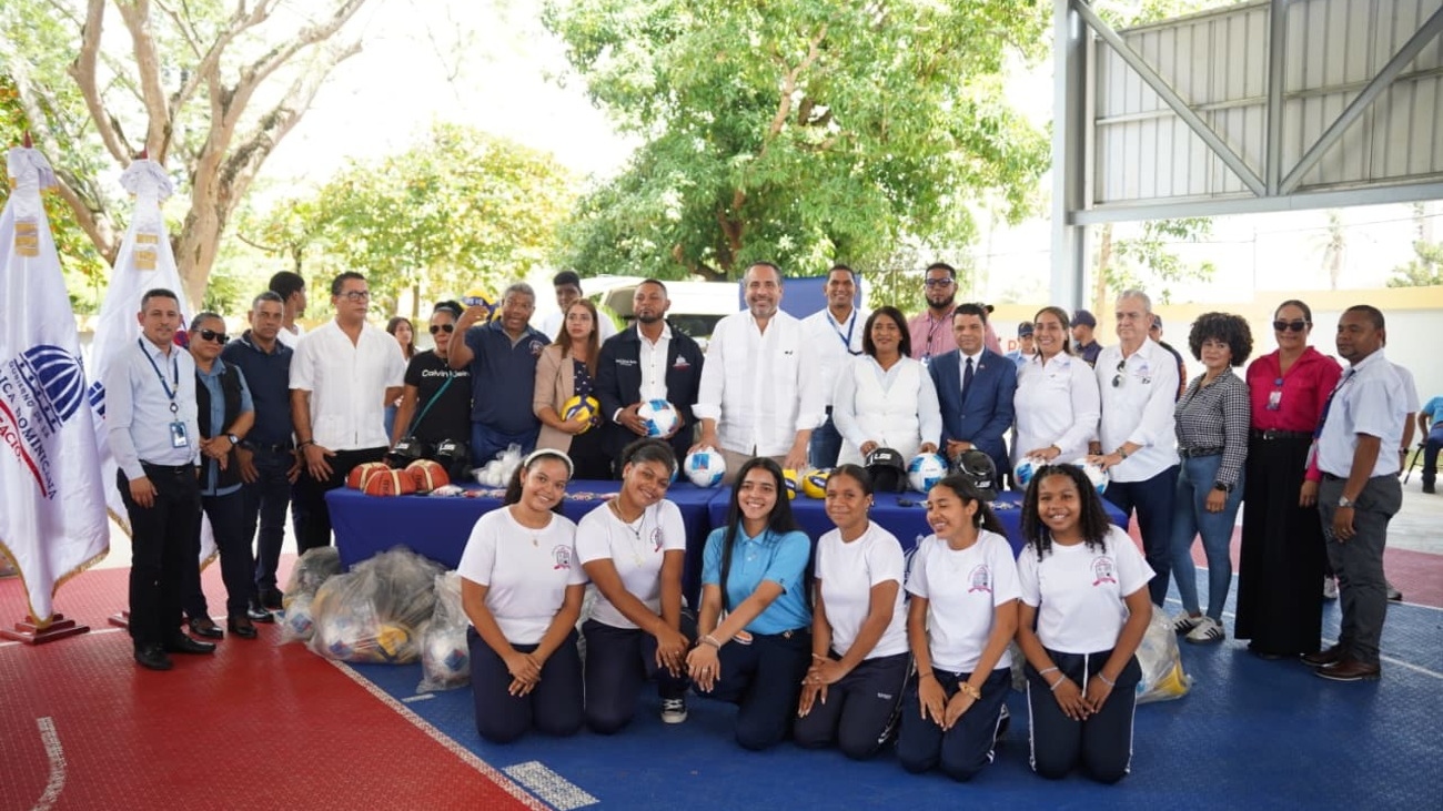 Inefi lleva utilería deportiva y 5,000 kits de trabajo a centros escolares del Cibao