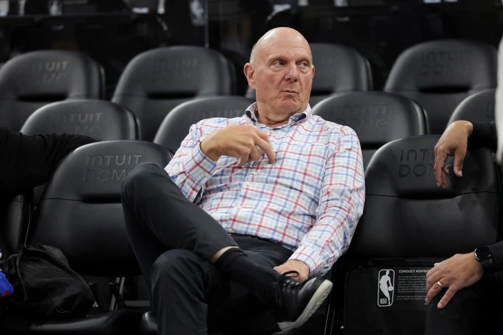 Los Clippers contratan a John S. Gibson como director ejecutivo y gobernador interino tras la suspensión de Steve Ballmer por parte de la NBA Los Clippers contratan a John S. Gibson como director ejecutivo y gobernador interino tras la suspensión de Steve Ballmer por parte de la NBA