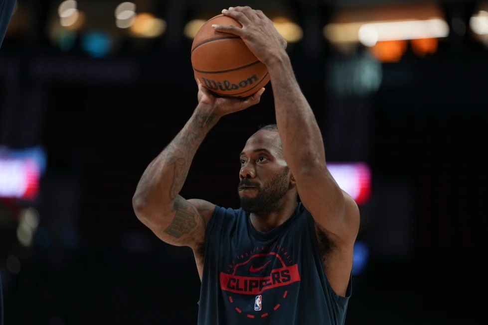 Según una fuente de AP, los Raptors y Kawhi Leonard llegan a un acuerdo para una extensión de contrato de dos años y 115 millones de dólares. Según una fuente de AP, los Raptors y Kawhi Leonard llegan a un acuerdo para una extensión de contrato de dos años y 115 millones de dólares.