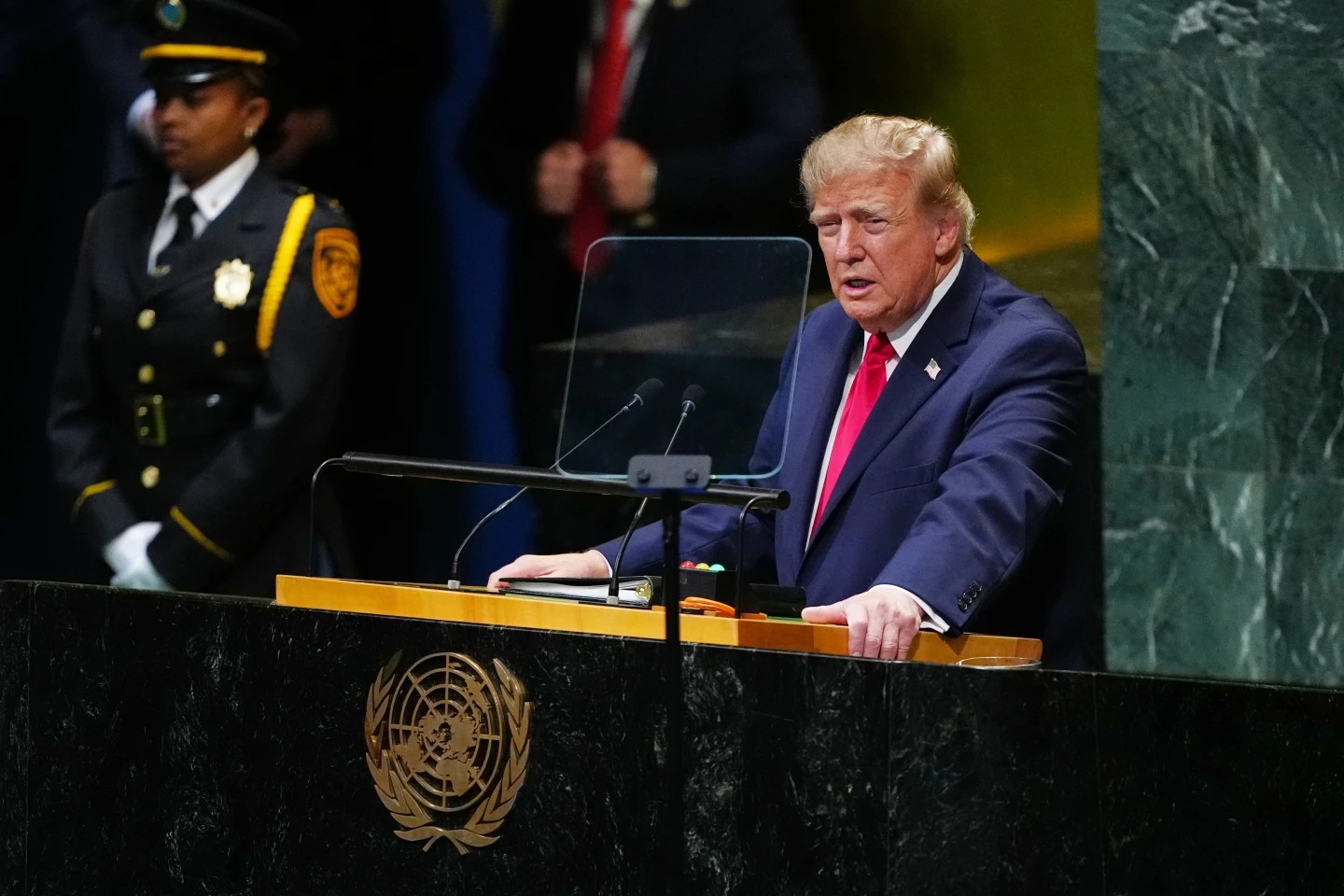 Trump afirma que funcionarios estadounidenses e iraníes se reunieron el martes, poco después de advertir que podría "aniquilar" a Irán.