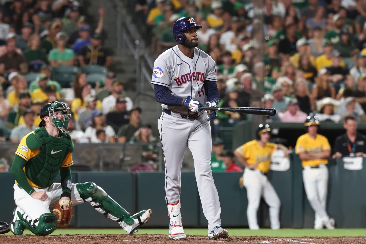 Yordan Álvarez conecta un jonrón y los Astros batean 5 cuadrangulares en la aplastante victoria de 13-2 sobre los Atléticos para acercarse al título de la División Oeste de la Liga Americana