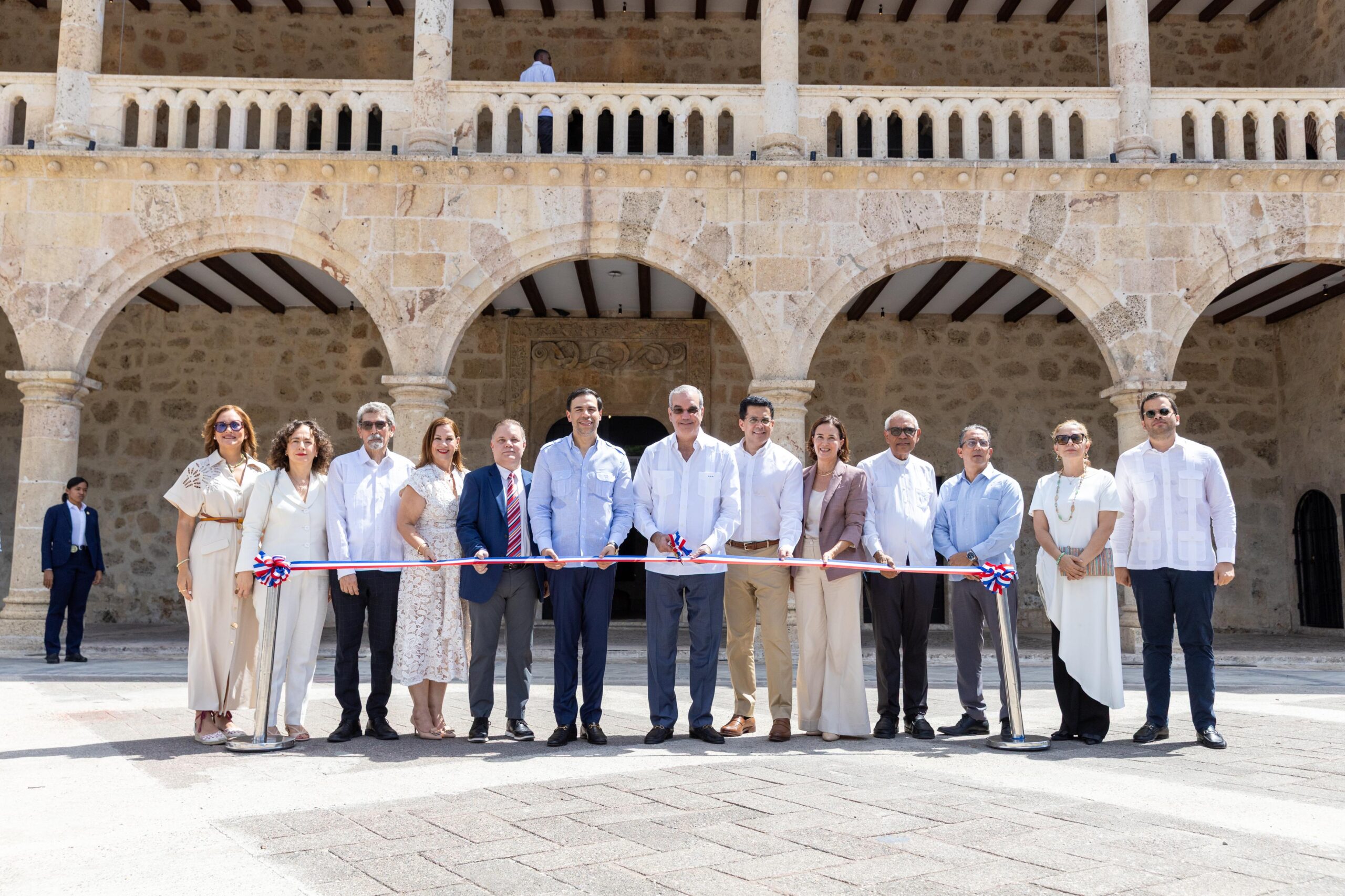 Presidente Abinader inaugura Museo Alcázar de Colón y Ruta de Electromovilidad de la Ciudad Colonial