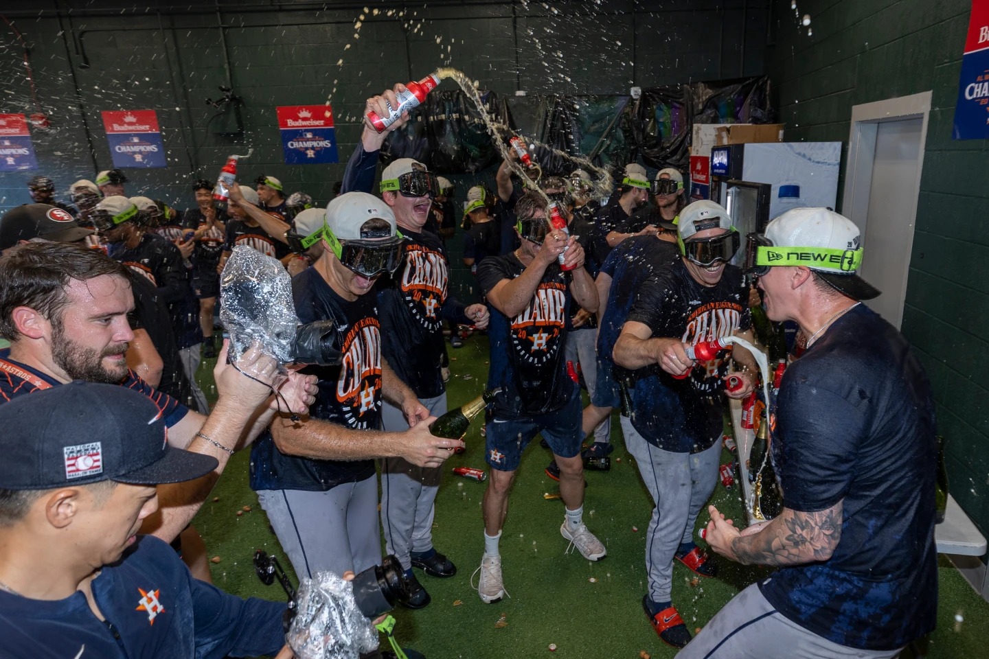 Los Astros de Houston se recuperan de 11 juegos por debajo de .500 y ganan la División Oeste de la Liga Americana a pesar de terminar con un récord de 81-81 Los Astros de Houston se recuperan de 11 juegos por debajo de .500 y ganan la División Oeste de la Liga Americana a pesar de terminar con un récord de 81-81