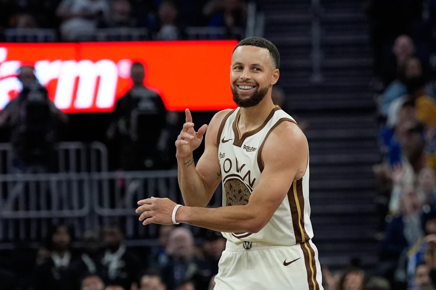 Según una fuente de AP, Stephen Curry y los Warriors llegan a un acuerdo para extender su contrato por dos años, valorado en 116 millones de dólares