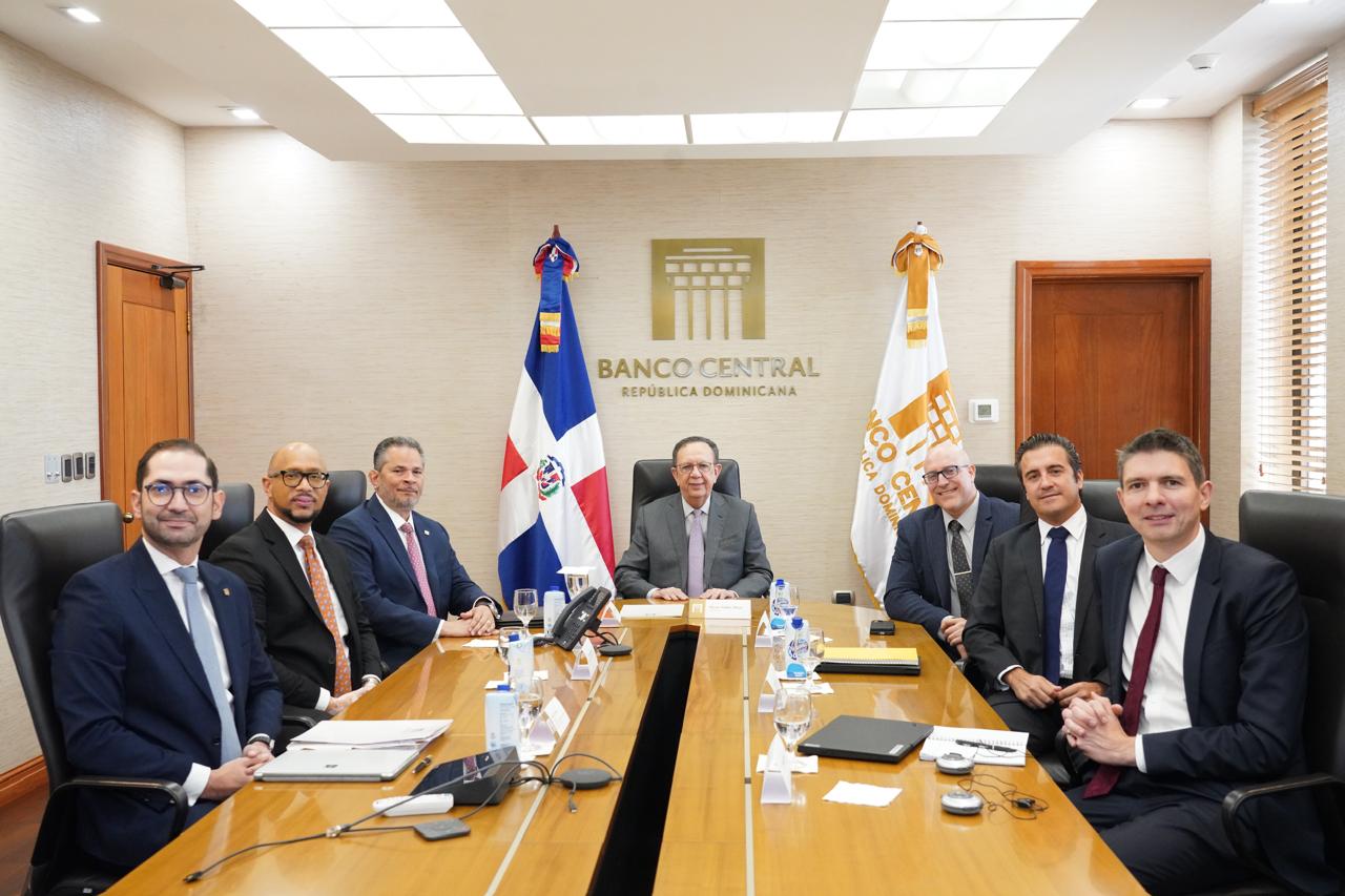 Valdez Albizu se reúne con delegación de funcionarios del FMI
