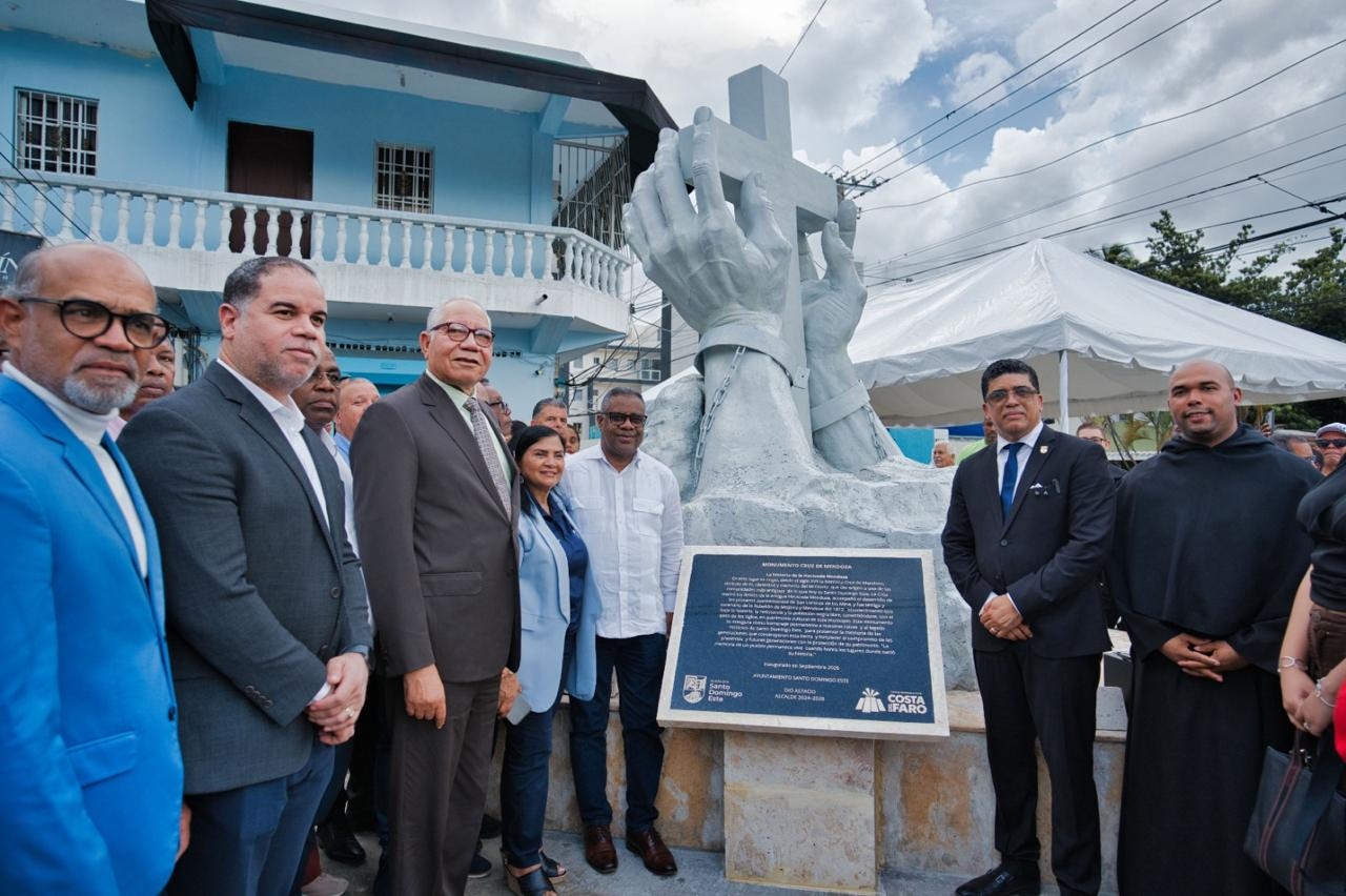 Dío Astacio inaugura monumento remozado de la Cruz de Mendoza en Santo Domingo Este