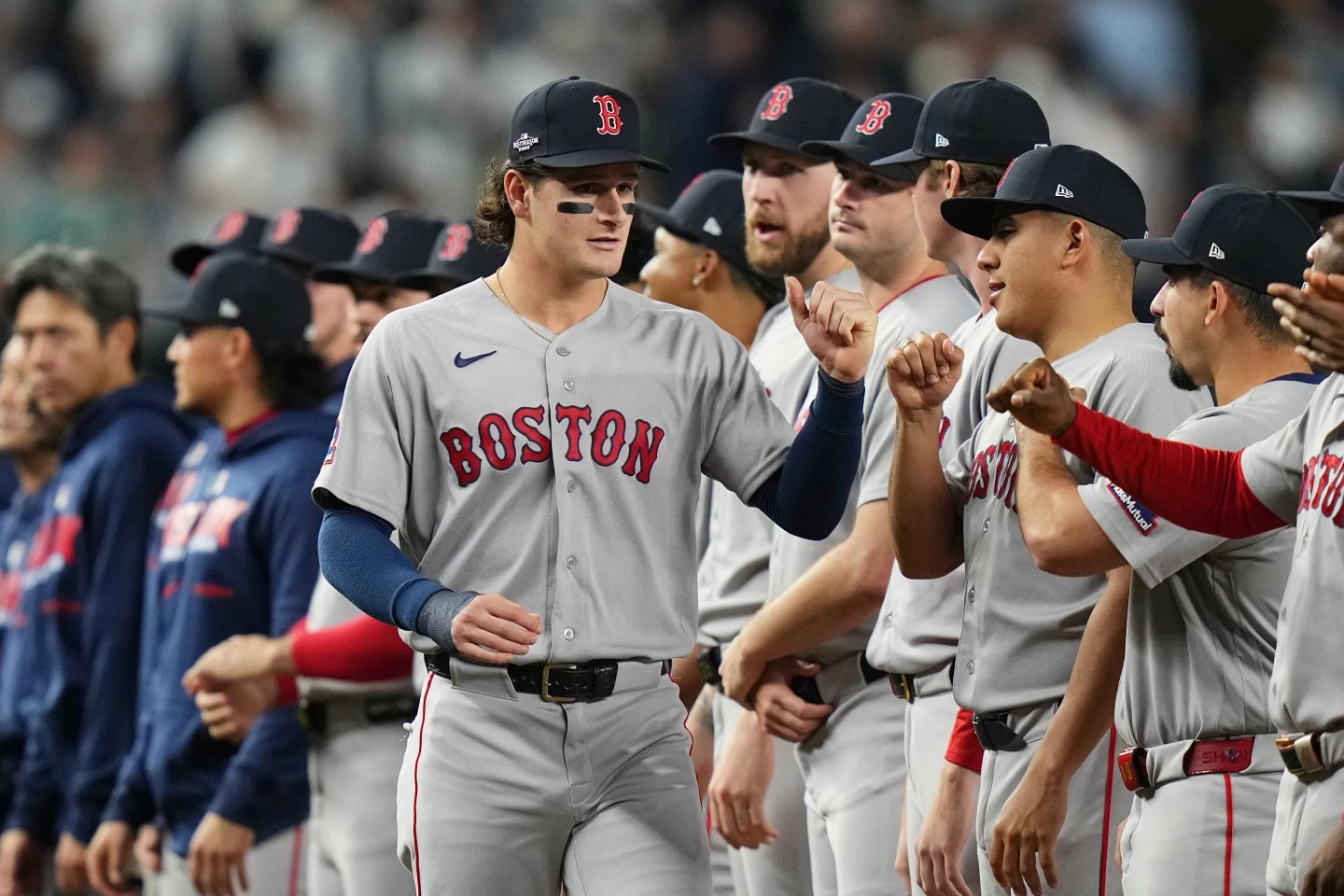 El primer bate de los Red Sox, Roman Anthony, abandona el primer partido de los playoffs contra los Yankees tras agravarse una lesión en la mano
