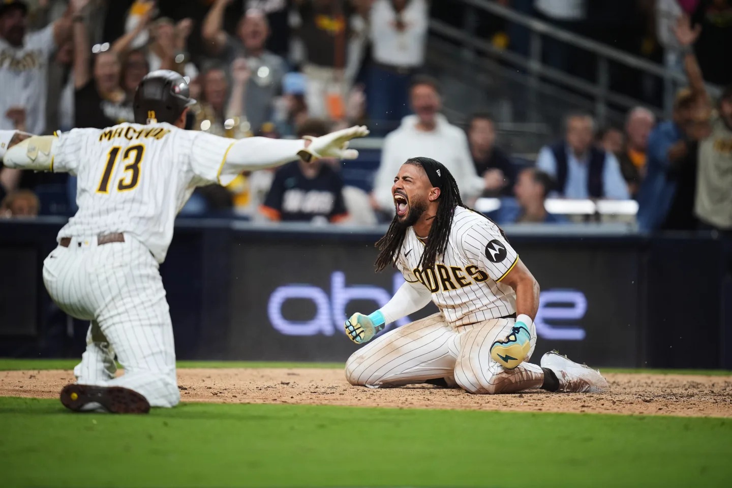 Los Padres aplastan a los Cubs 8-0 en un contundente primer partido de la ronda de comodines con un jonrón de Tatis y el intento de juego sin hits de King