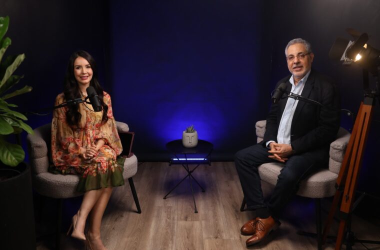 Pablo McKinney aborda la “comunicación coprológica” o ‘’empresa de chantaje’’ en De Cerca con Karina Alarcón