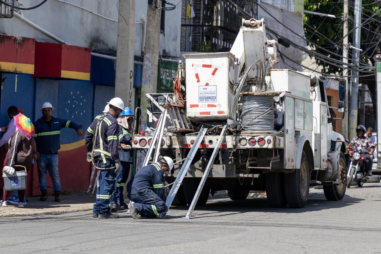 EDEEste trabaja para normalizar servicio eléctrico en sectores del circuito 9 de Capotillo