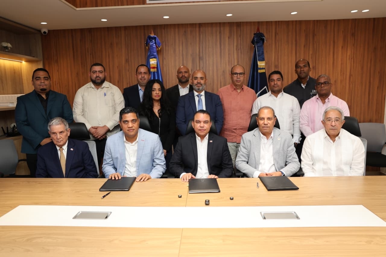 SNS, Deportes y Comité Olímpico firman acuerdo con el propósito de garantizar atención médica oportuna a atletas dominicanos
