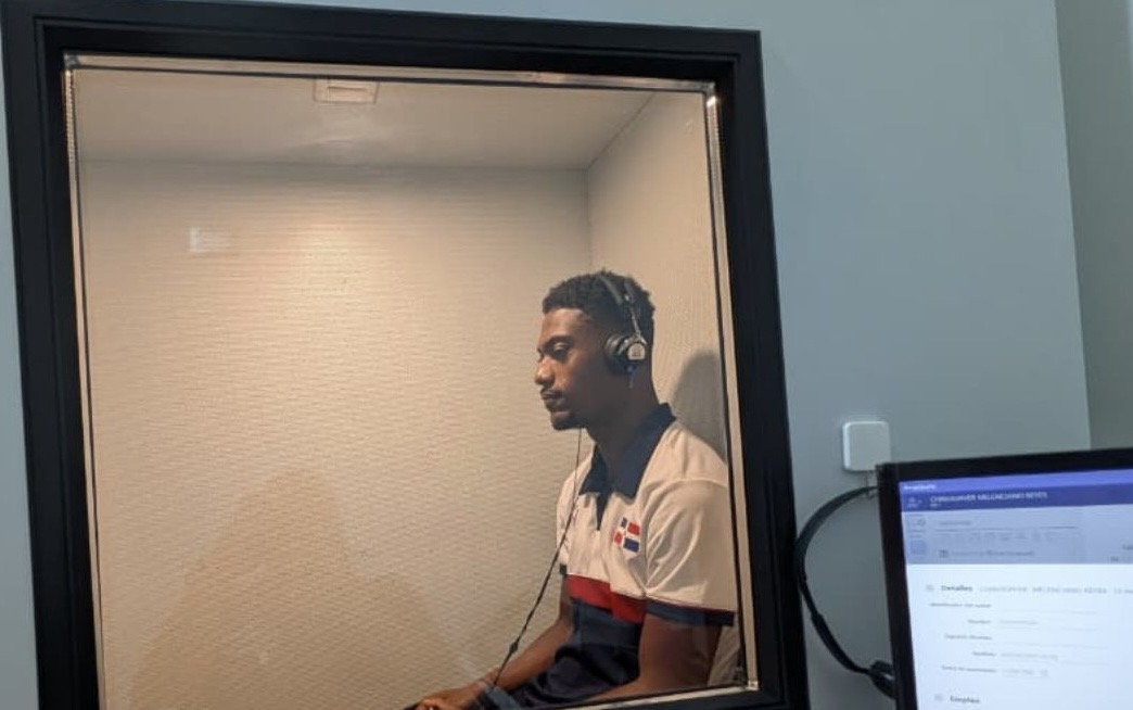 Atleta dominicano Christopher Melenciano recibe auxiliares auditivos de la mano de Audioprotésica