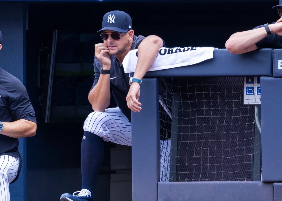 El mánager de los Yankees, Aaron Boone, se lesiona la rodilla derecha al realizar un lanzamiento largo con Aaron Judge.