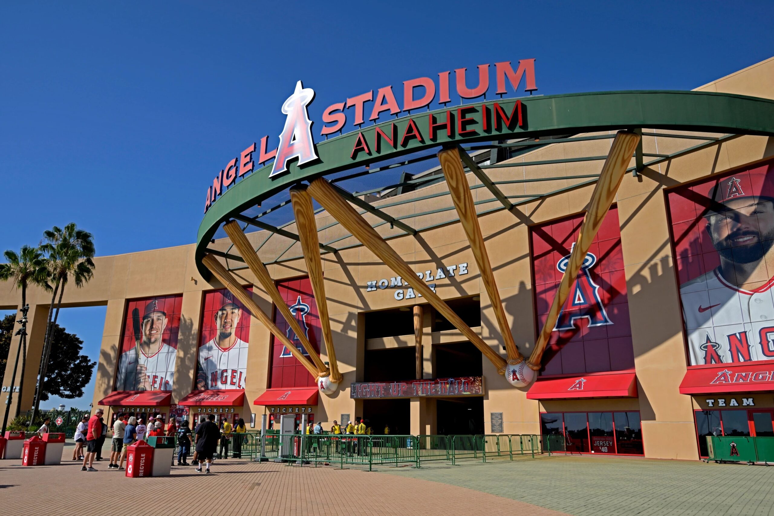 Los Angelinos de Los Ángeles de la MLB serán vendidos a Stan Kroenke, propietario de los Rams y el Arsenal.