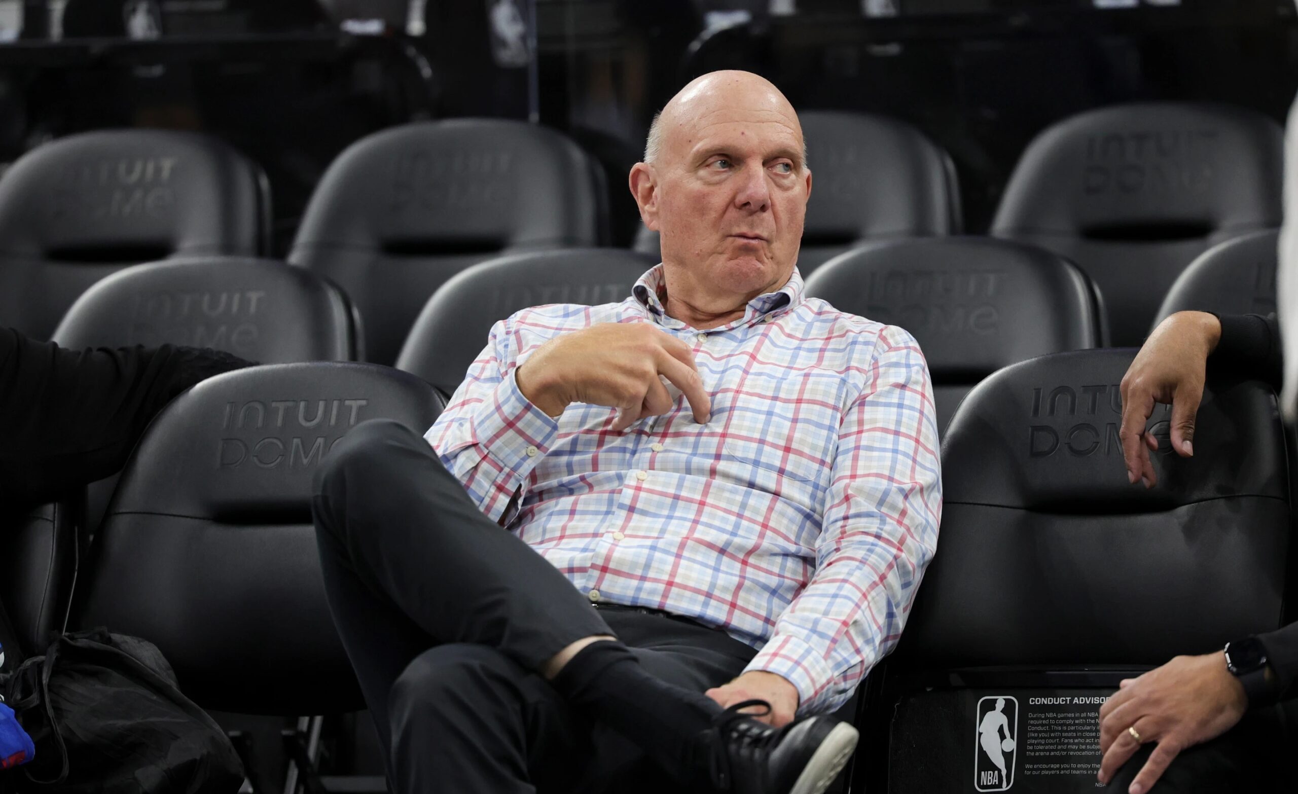 La NBA suspende al propietario de los Clippers, Ballmer, y multa al equipo con 30 millones de dólares y a Kawhi Leonard con 700.000 dólares en un caso de elusión del límite salarial.