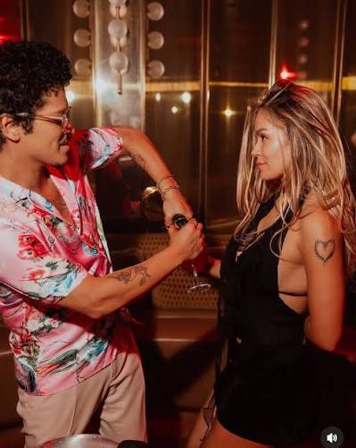 Bruno Mars y Karol G despiertan rumores de romance tras intercambio de mensajes en redes sociales
