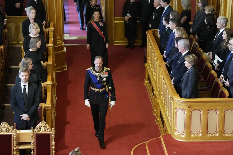 El rey Haakon VIII jura la Constitución ante el Parlamento noruego El rey Haakon VIII jura la Constitución ante el Parlamento noruego