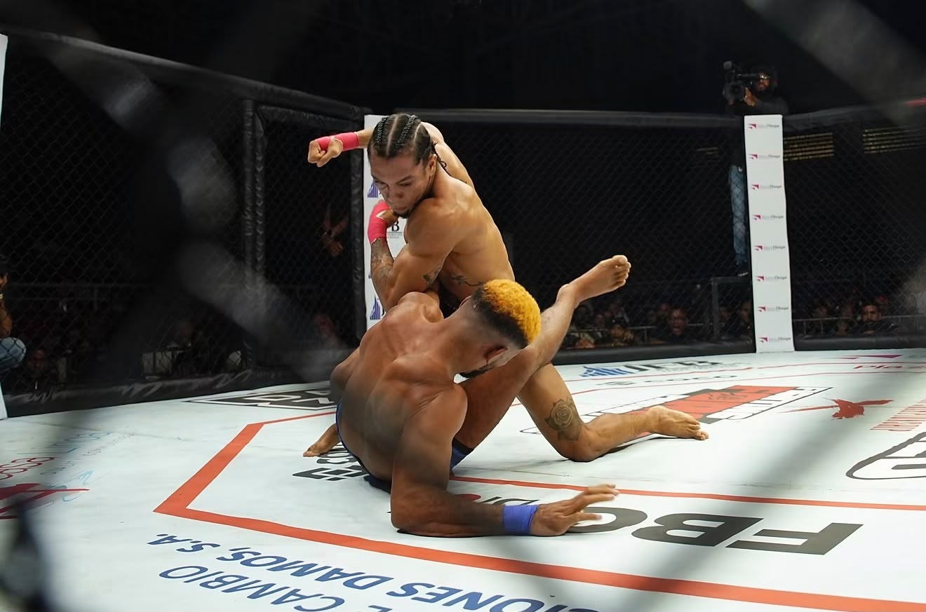 Michael Polanco da la sorpresa con triunfo por nocaut en histórico evento de MMA en RD