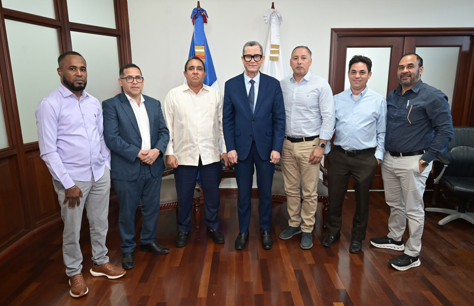 Ministro de Trabajo recibe a propietarios de bancas de lotería y dan inicio al proceso de cumplimiento de las leyes para garantizar condiciones laborales dignas para las trabajadoras Ministro de Trabajo recibe a propietarios de bancas de lotería y dan inicio al proceso de cumplimiento de las leyes para garantizar condiciones laborales dignas para las trabajadoras