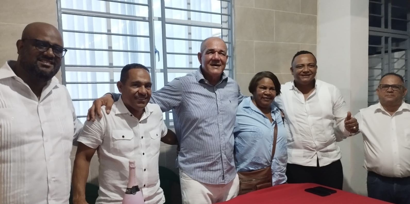 Robert Bueno presenta precandidatura a regidor y respalda aspiraciones de Robinson Pérez López a diputado en SDE