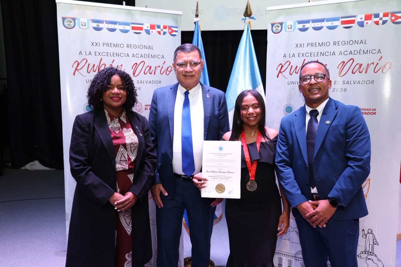 Estudiante de la UASD-Centro Nagua pone en alto a RD y gana premio a la excelencia en El Salvador Estudiante de la UASD-Centro Nagua pone en alto a RD y gana premio a la excelencia en El Salvador