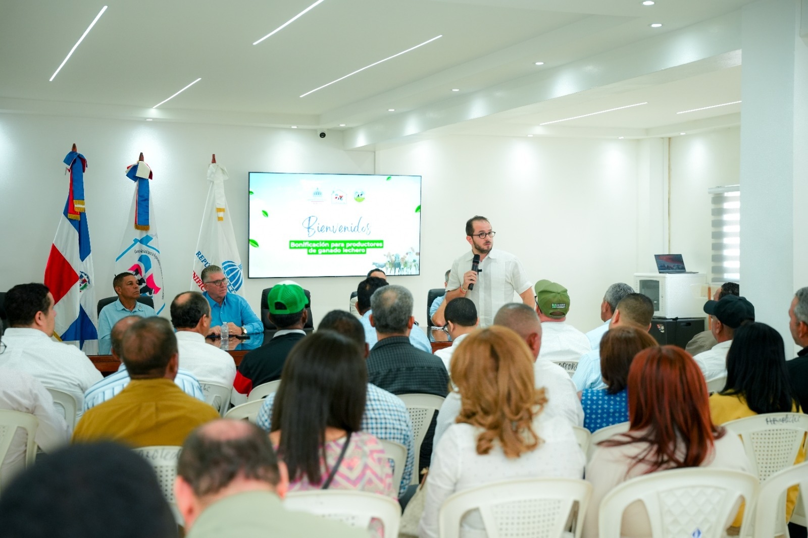 Gobierno entrega RD 30 millones en bonos para tecnificar riego a 17 productores de leche