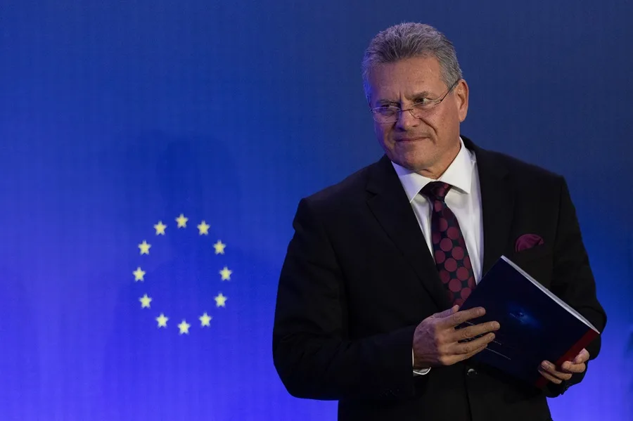 El comisario europeo de Comercio cierra su visita a Pekín con avances en vehículos híbridos y tierras raras