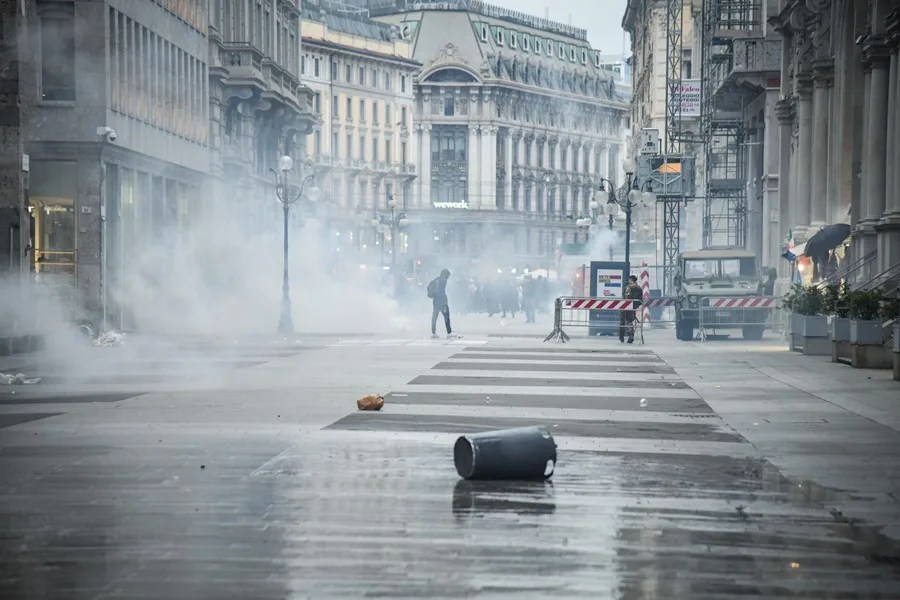Acusado de incitación terrorista el autor del «Movimiento 17 Octubre» que alentó las protestas en Italia