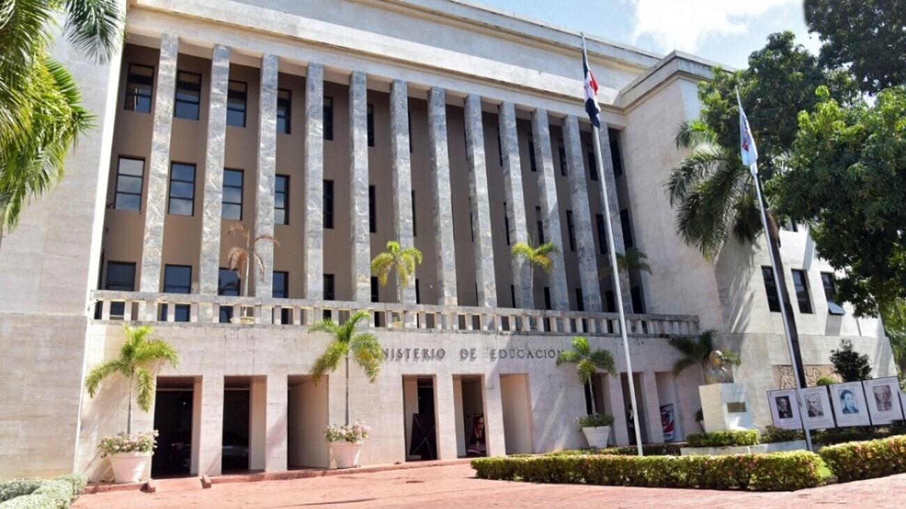 Ministerio de Educación mantiene suspensión de docencia en zonas vulnerables de provincias bajo alerta amarilla