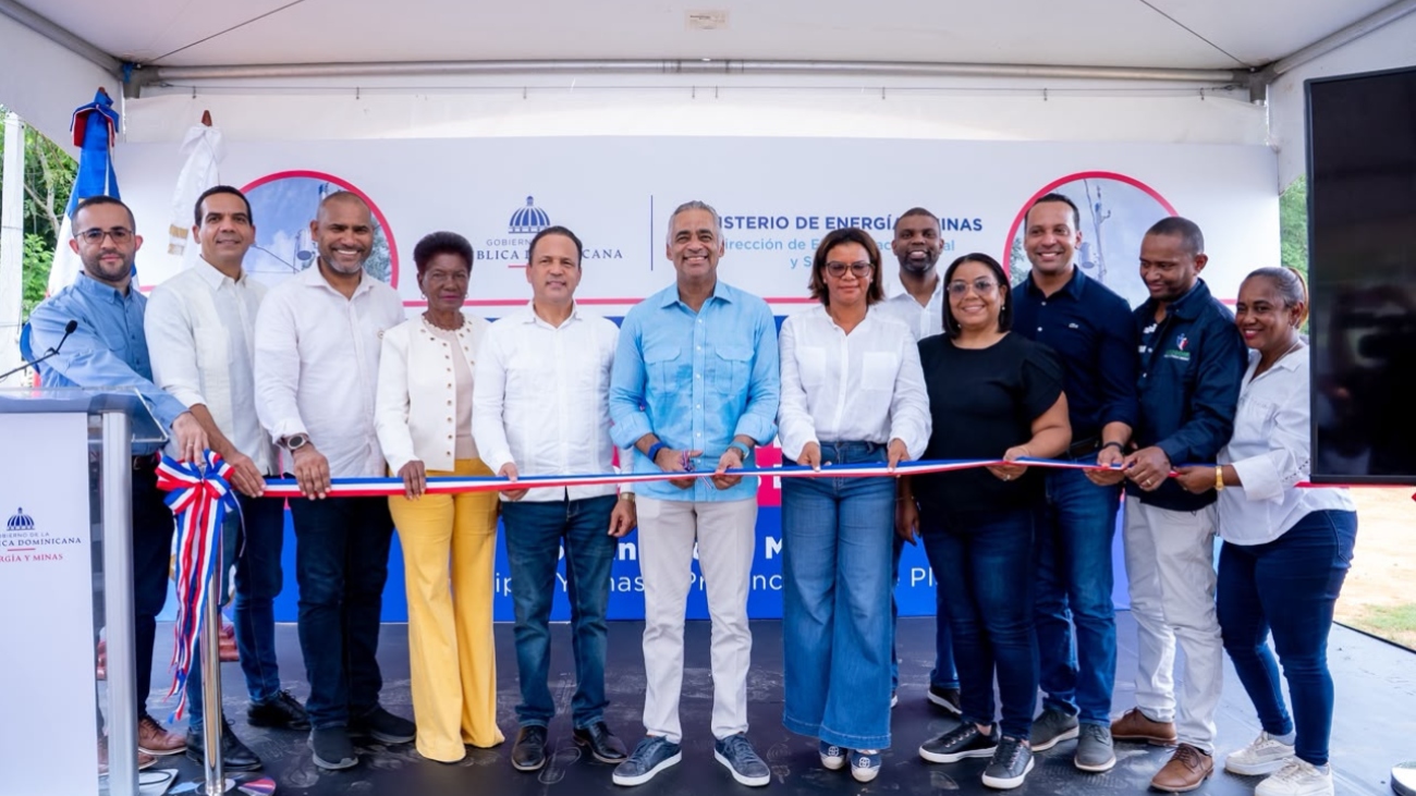 Energía y Minas lleva electricidad a 121 familias de El Mogote y anuncia nuevas obras eléctricas en Monte Plata