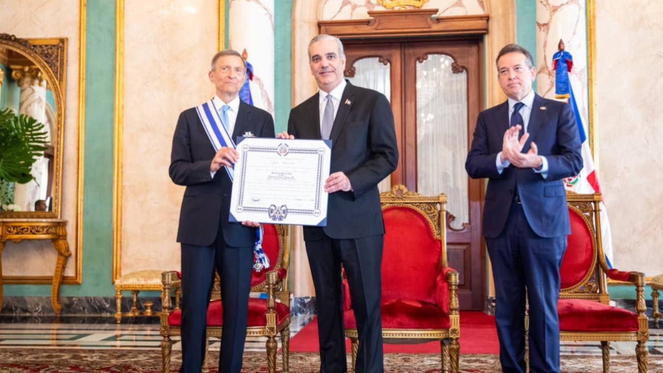 Presidente Luis Abinader condecora al excanciller Roberto Álvarez con la Orden del Mérito de Duarte, Sánchez y Mella, en el grado de Gran Cruz Placa de Plata Presidente Luis Abinader condecora al excanciller Roberto Álvarez con la Orden del Mérito de Duarte, Sánchez y Mella, en el grado de Gran Cruz Placa de Plata